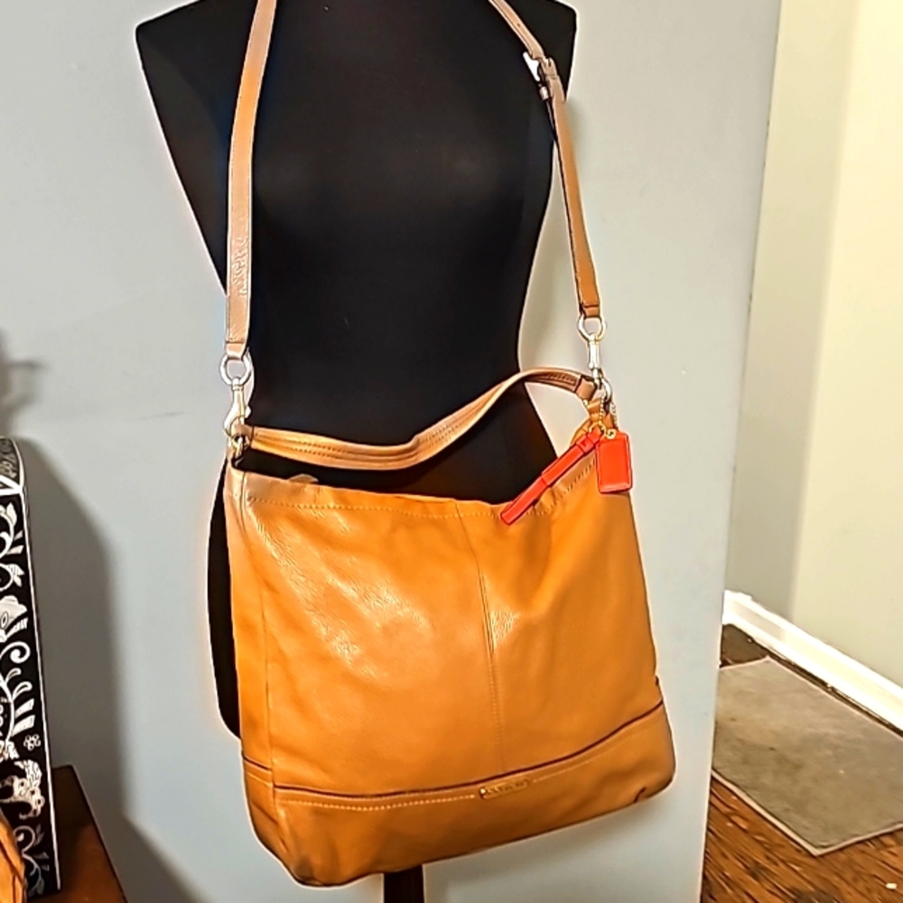 Coach Large Tan Leather Hobo Bag, Top Zip Closure - Picture 3 of 9